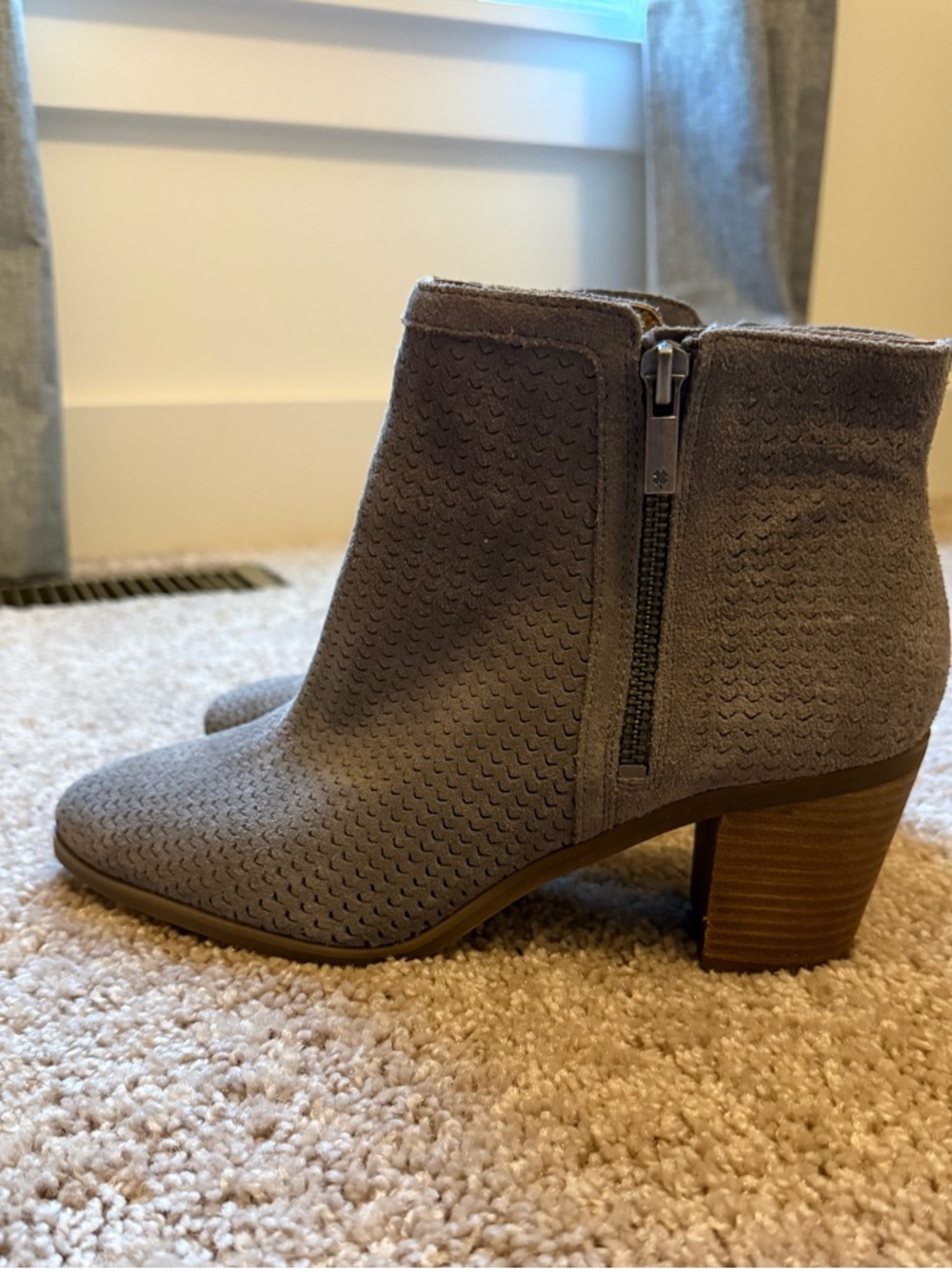 New Women’s Lucky Brand Taupe/Gray Leather Ankle Boots with Block Heel, size 9.5